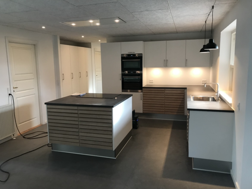 Køkken færdigt og opsat