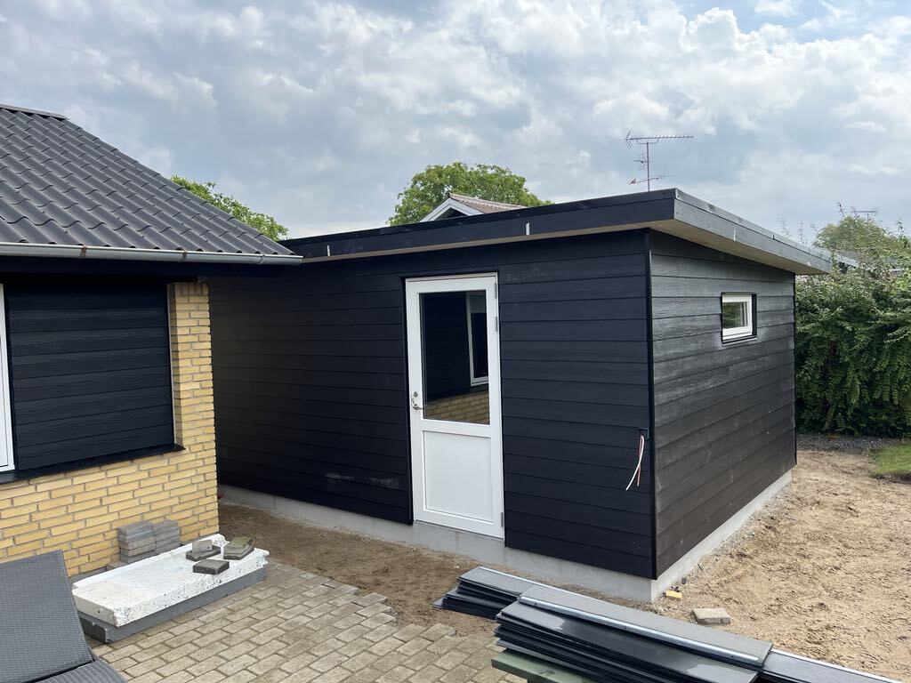 Hus med nylagt træterasse