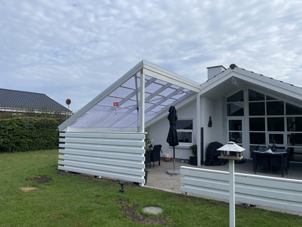 Hus med nylagt træterasse